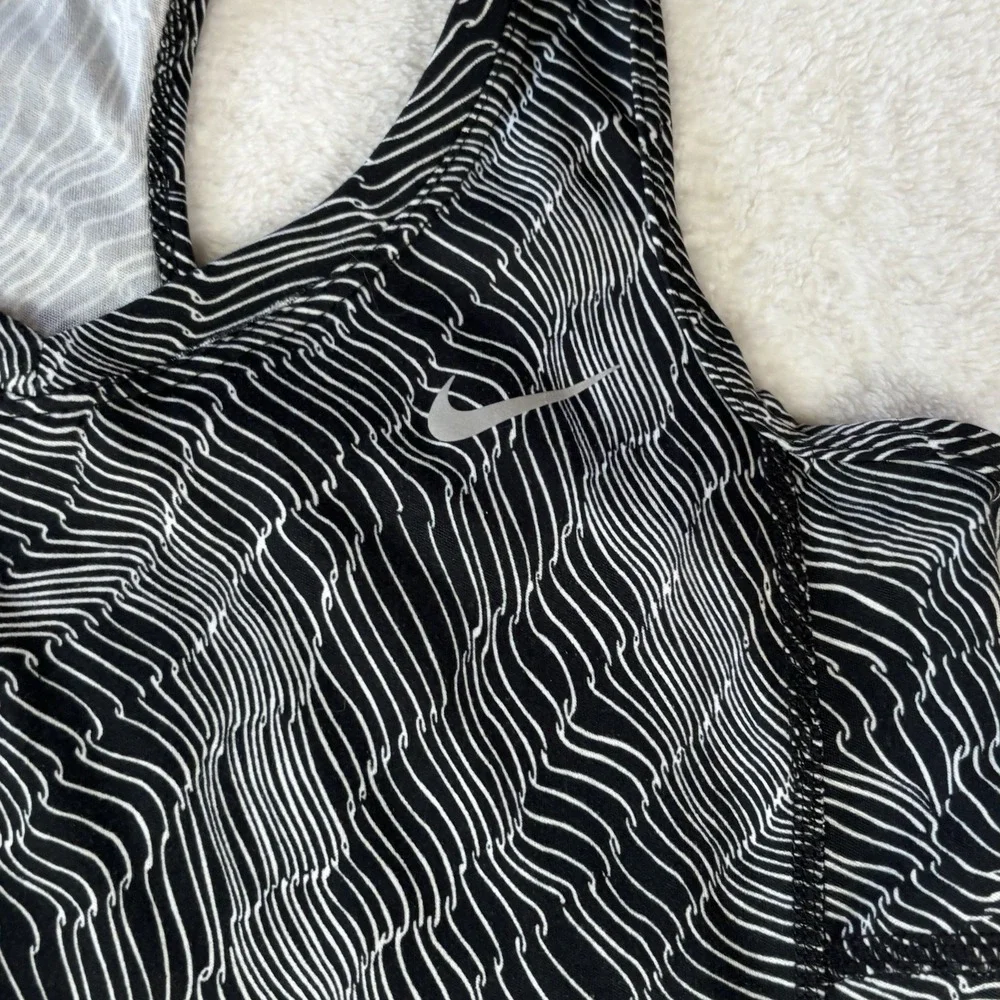 Nike Women Running Racerback  Size XS Black And White Zebra Ripple Dri-fit
